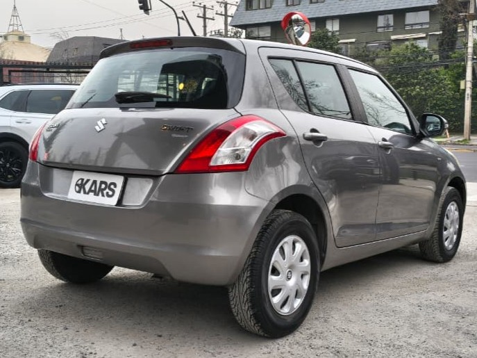 Suzuki Swift — foto 5 de 21