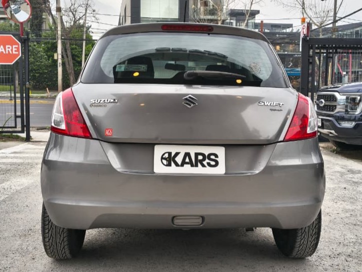 Suzuki Swift — foto 6 de 21