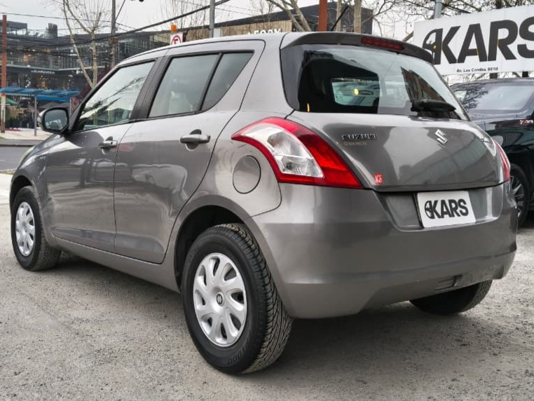 Suzuki Swift — foto 7 de 21