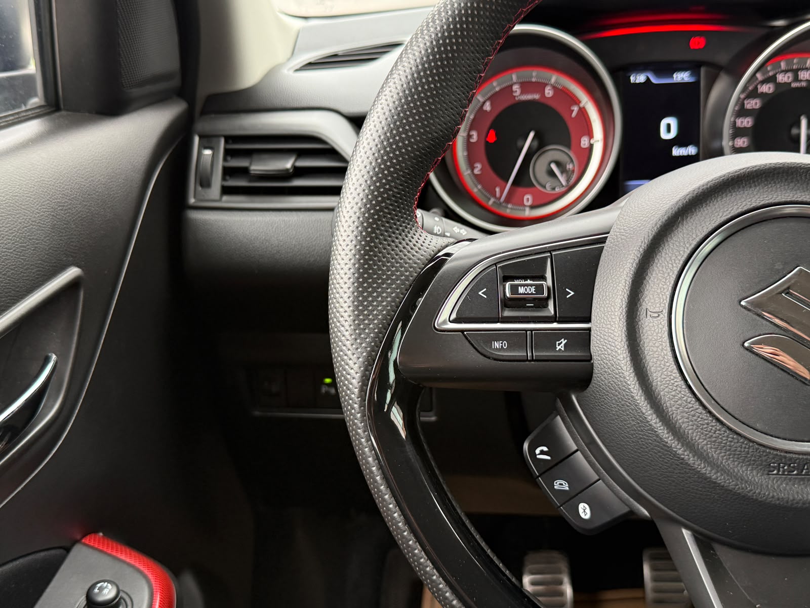Suzuki Swift Sport — foto 15 de 28