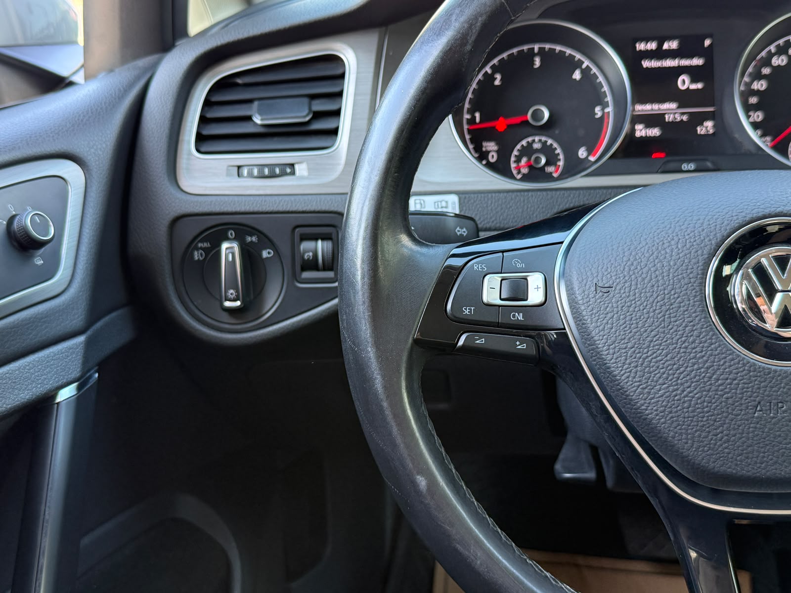 Volkswagen Golf 2.0 Tdi Aut — foto 14 de 23