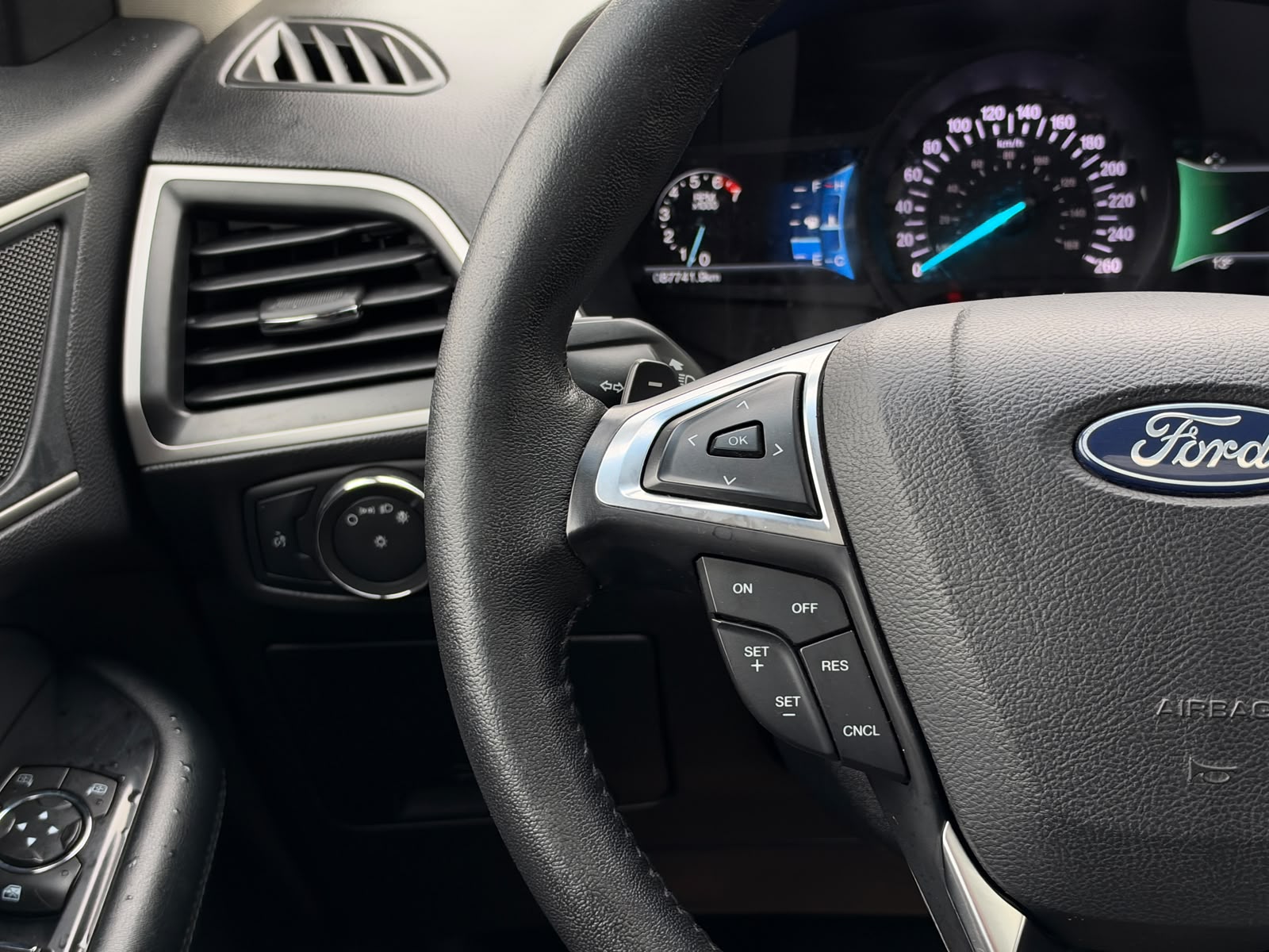 Ford Edge — foto 15 de 29
