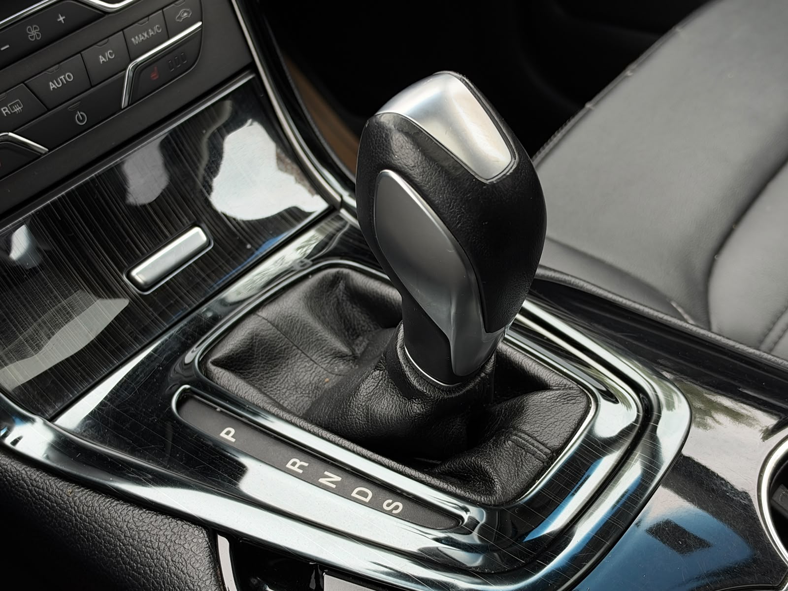 Ford Edge — foto 25 de 29